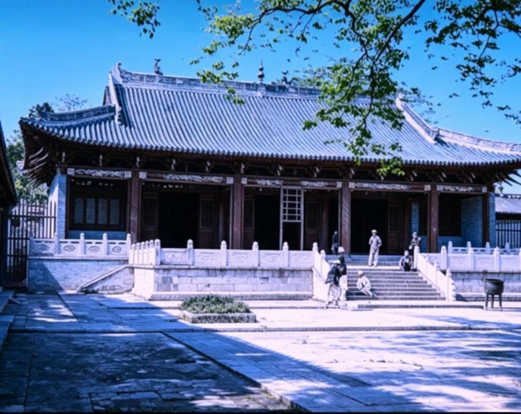城市旧影里留存着往日鲜活的印记，这是1869年旧时广州的历史建筑与民生百态景象。