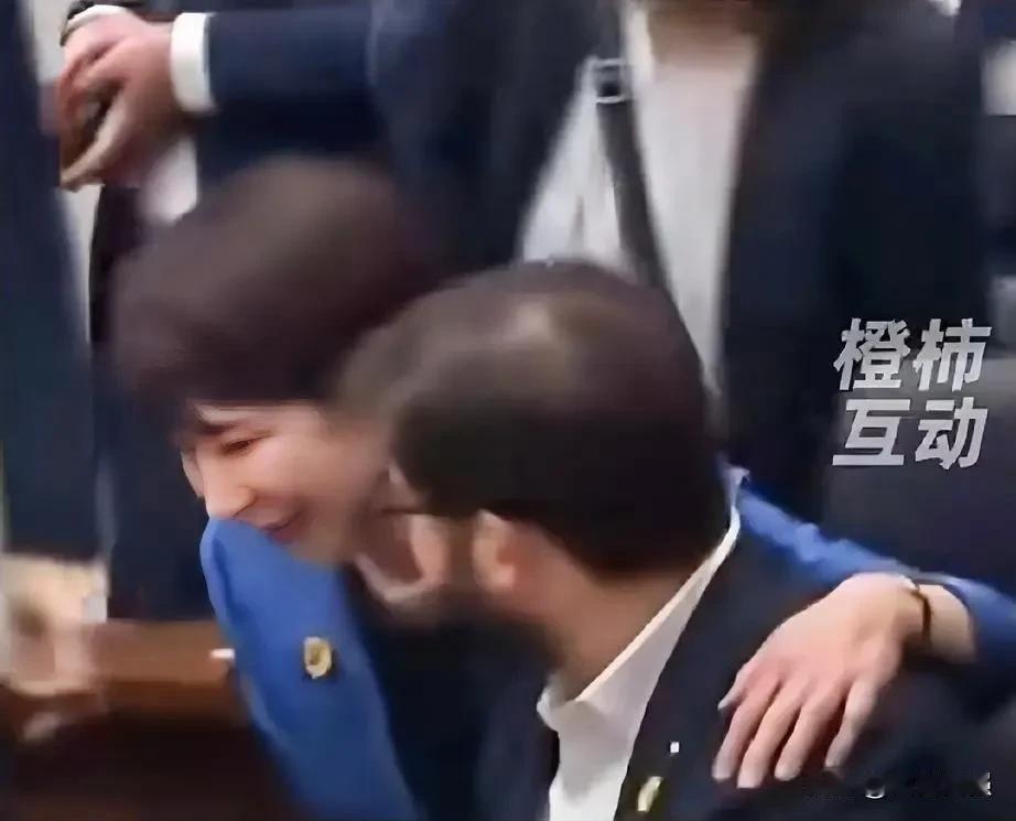 根据韩媒11月1日报道，日本首相高市早苗在APEC会议现场，主动上前搂住智利总统