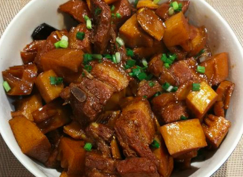 宁波人春天必吃之春笋烤肉春季，毛笋大量上市，毛笋个头大，但是非常的鲜嫩，甚至连根