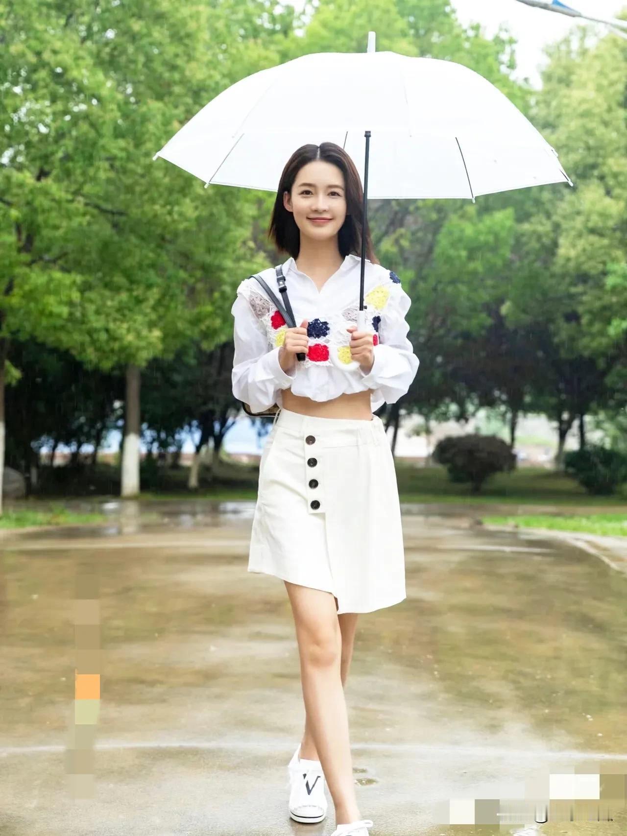李沁清新脱俗，五官精致，杏仁圆眼灵动有神，眼神伶俐中透着清冷，她有着东方美人的特