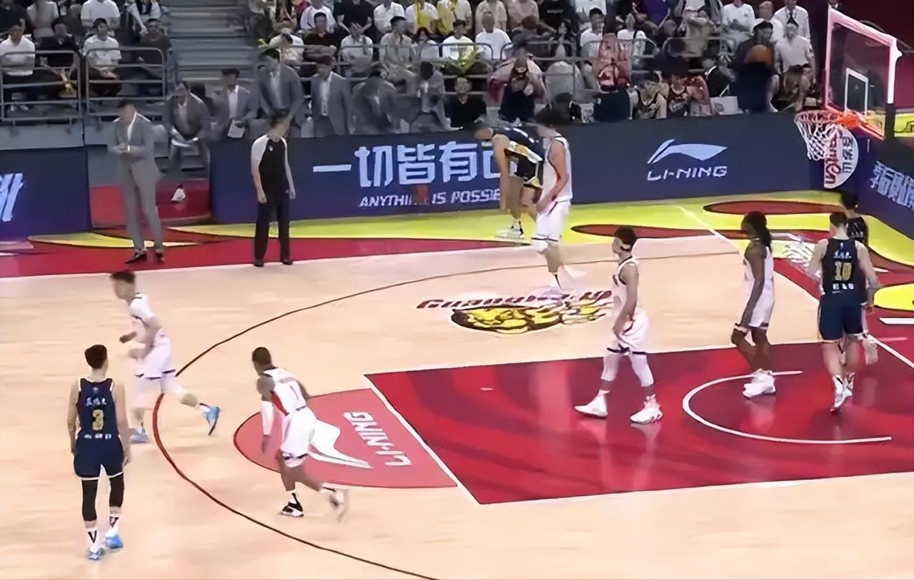 昨晚G1赛，广东队在主场意外又在预期中输给广州龙狮，暴露出球队深层问题，比赛结束