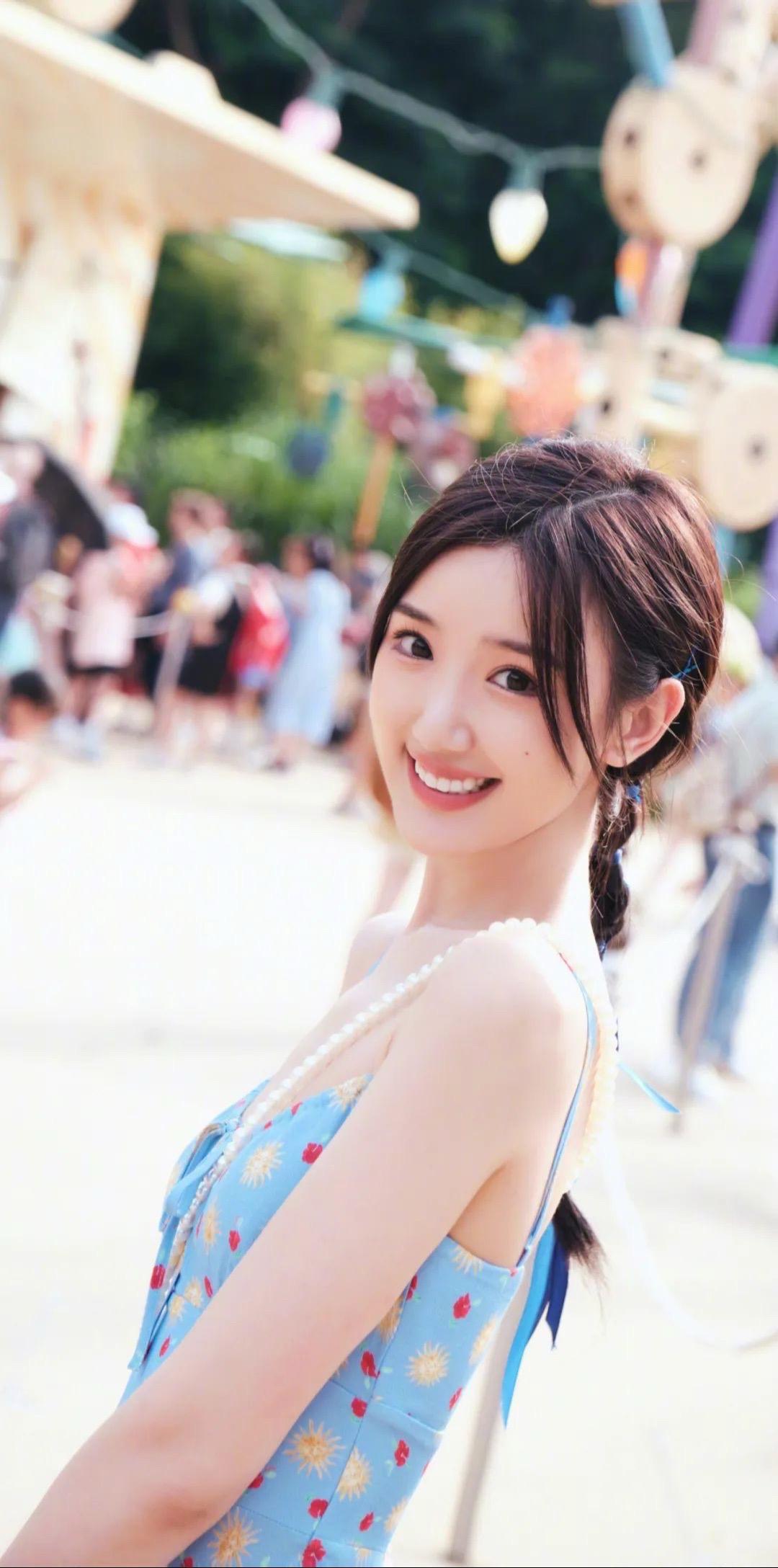 毛晓彤 夏日吊带碎花裙