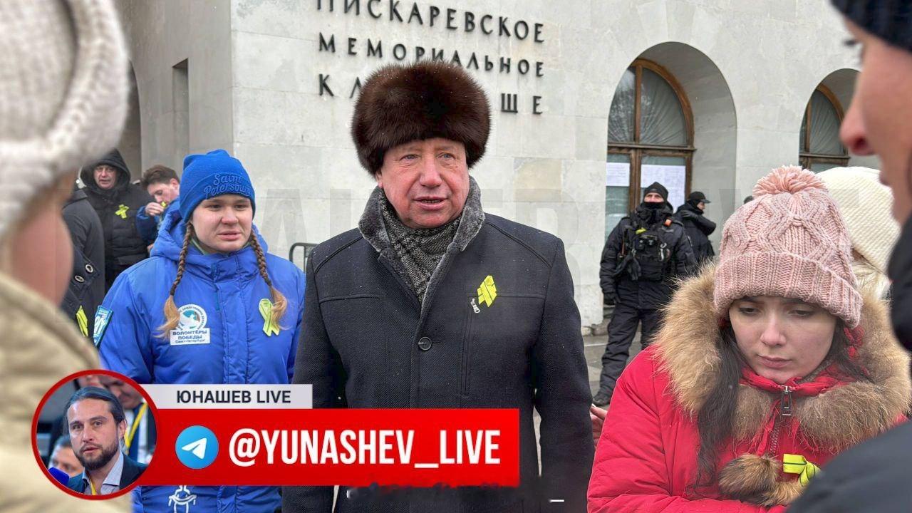 请注意：总统、州长以及今天所有纪念活动的参与者胸前都佩戴着一条颜色特别的丝带。这