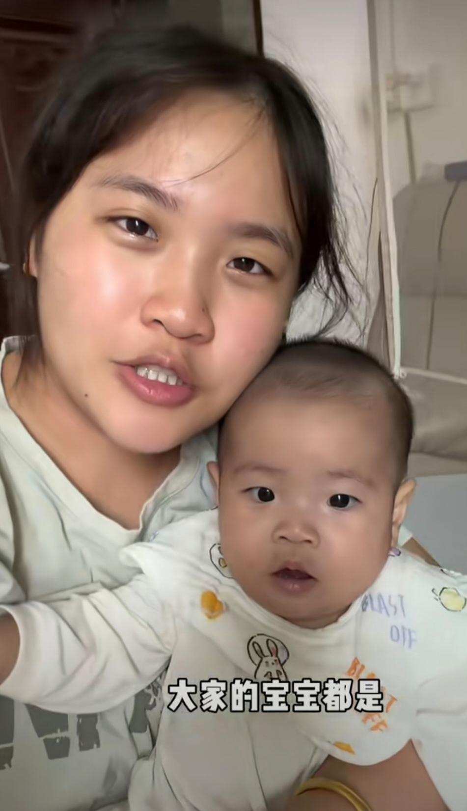 小芬和学长的宝贝女儿皮姐都5个月了，
哇，爱吃老爸腿毛的沈佳宁小宝贝快要长牙了。