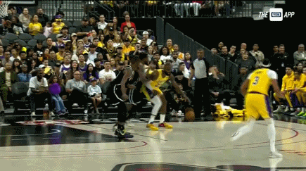 NBA季前赛，金鸡独立！詹姆斯后仰跳投稳稳命中！那么问题来了，这个动作丑不丑？
