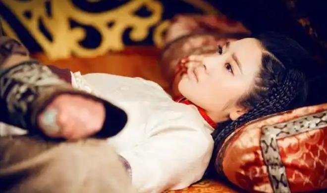 康熙外出巡视，爱妃生下一女儿，康熙马上下令：立即带出宫，烧掉

公元1683年，