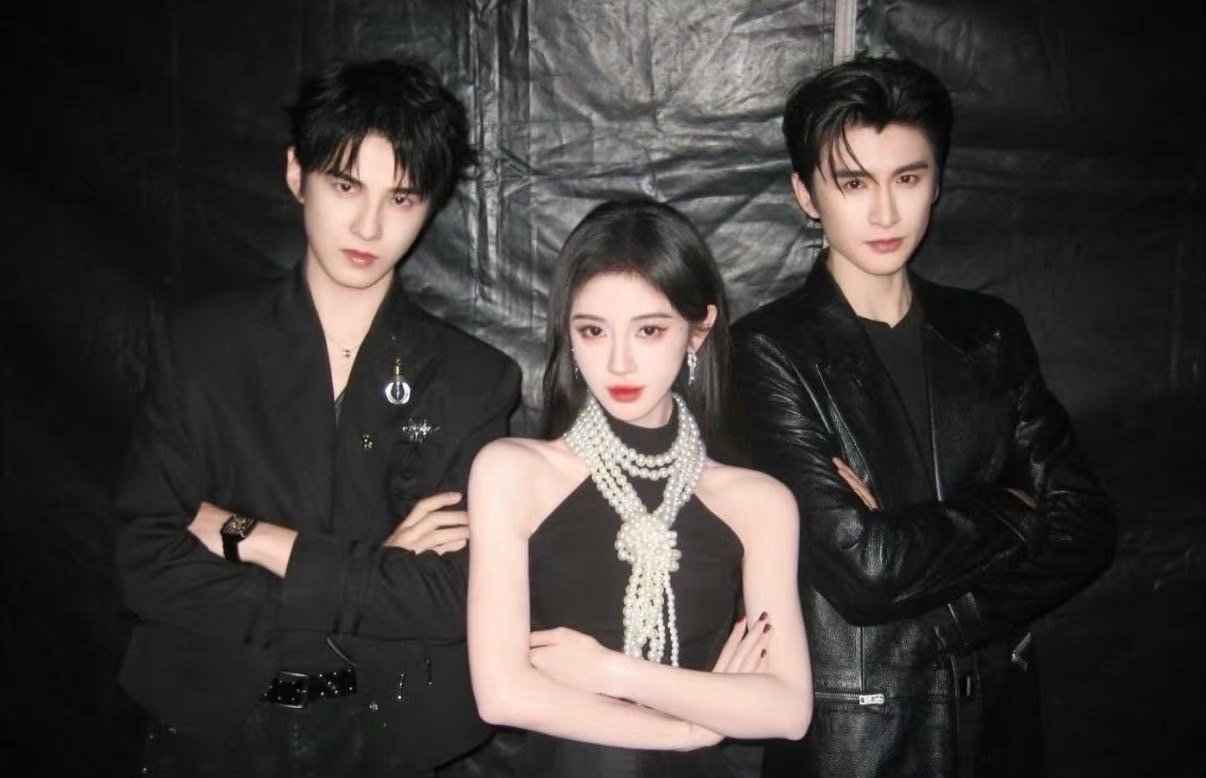 鞠婧祎张云龙古子成后台合照 捕捉到《来战》剧组后台的温馨一刻。鞠婧祎、张云龙、古