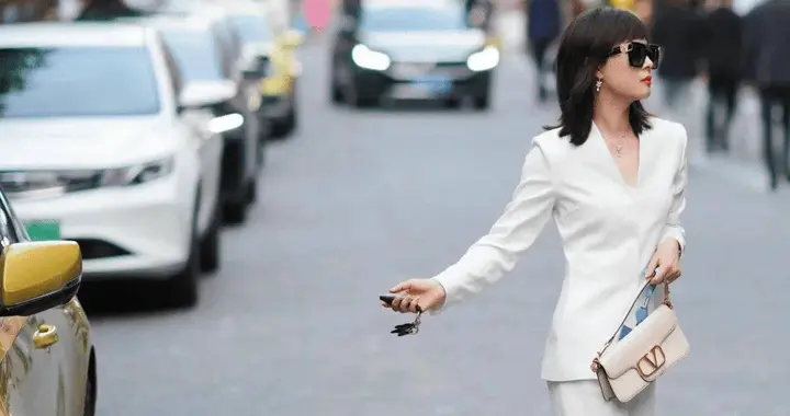 孙俪新剧《蛮好的人生》华伦天奴穿搭引热议，但现实中华伦天奴可没这么风光