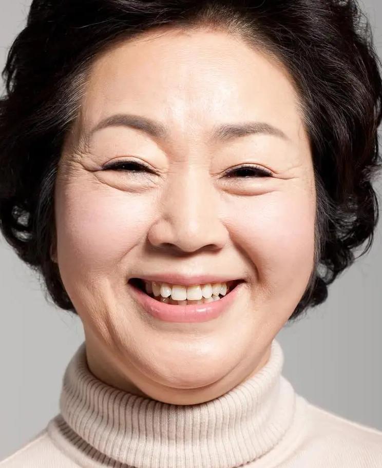 婆婆六十八岁，把钱看得通透。每月退休金一到账，先转一半给公公保管，剩下的自己随意