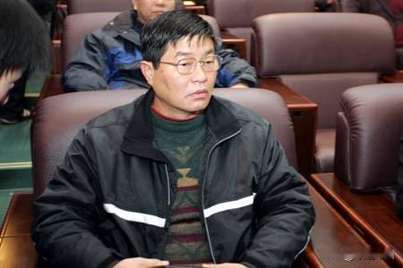 2004年国安客战沈阳金德，主裁周伟新补时判点球偏向主队，杨祖武忍到极点，终场领