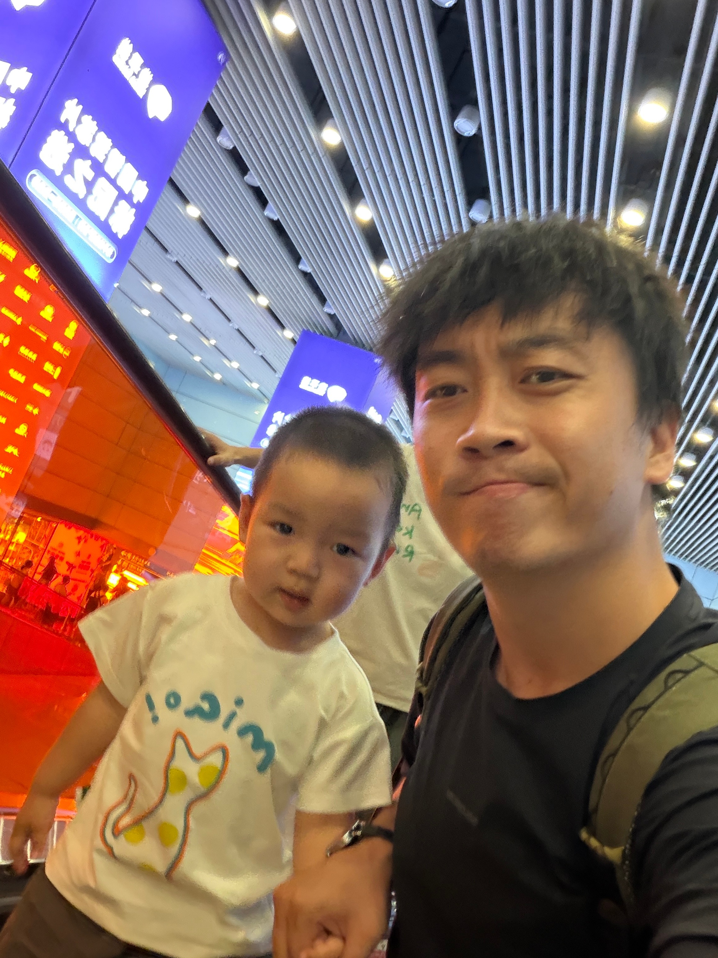 继续出差赚钱去我的小跟班来机场送我出发不帮我拎箱子就算了，我还得担心它乱跑 北京