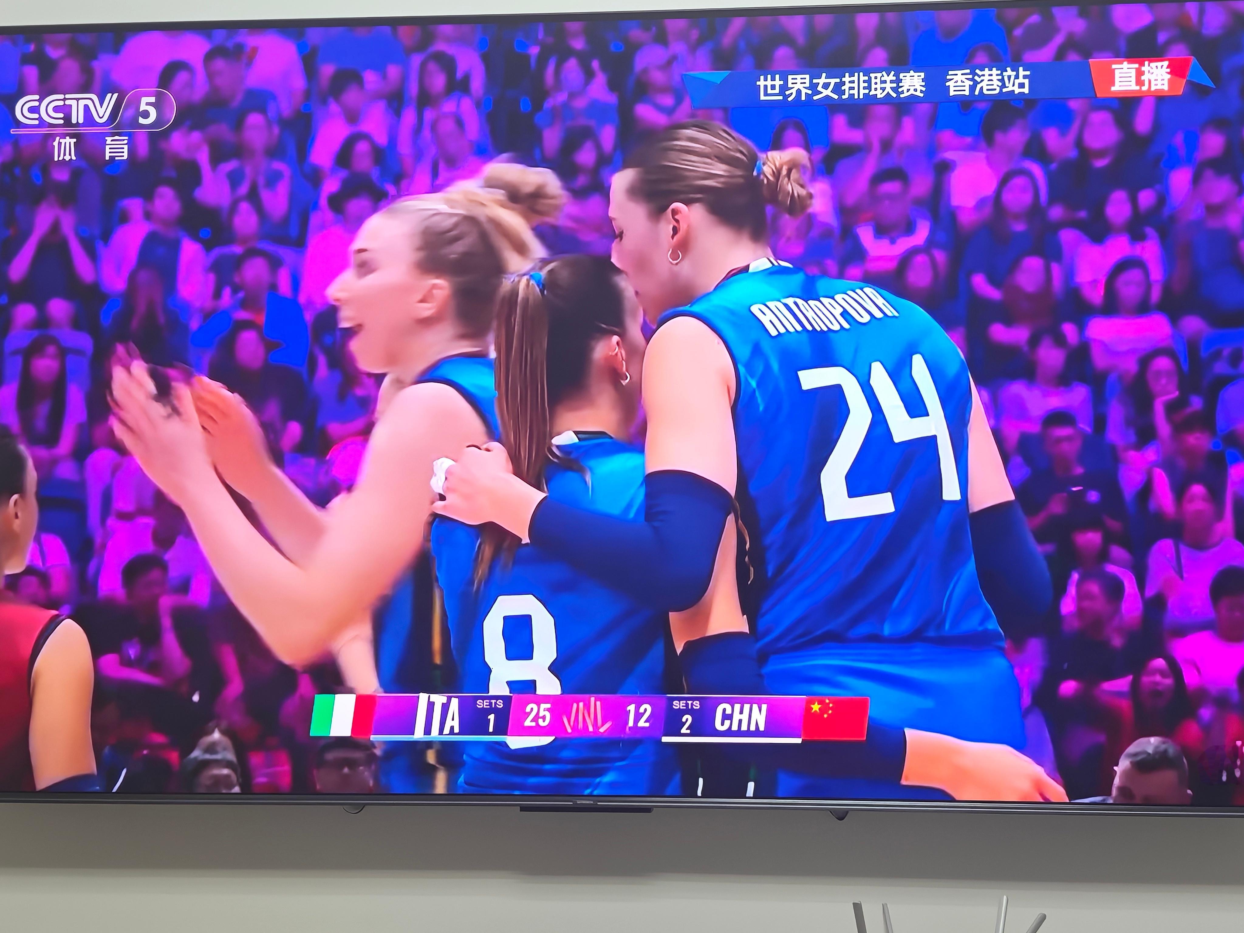 2-2，决胜局加油 中国女排vs意大利女排
