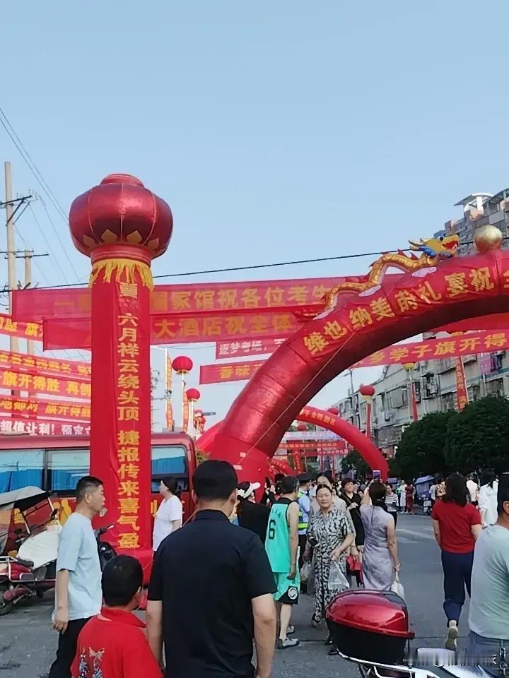 坚持了16年的送考，最开始是给女儿送考，后来变成了儿子考完再去接他。
再后来是给