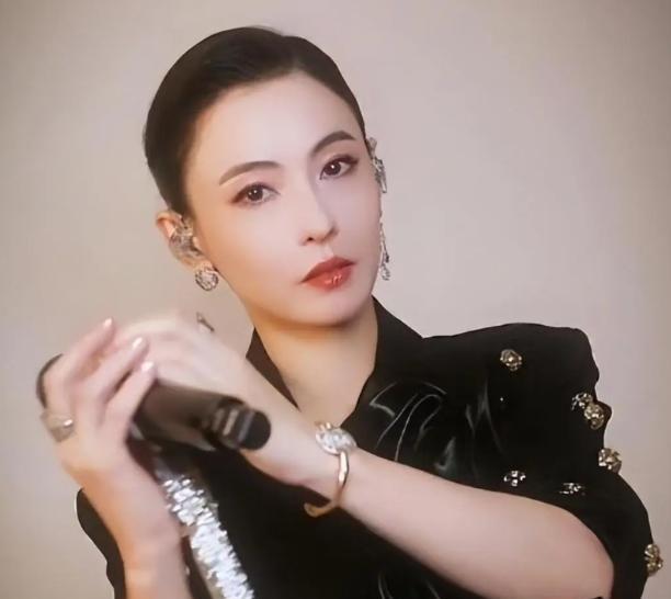 谢贤送别仪式现场曝光惊人一幕！早已和谢霆锋离婚多年的张柏芝，竟然在众目睽睽之下特