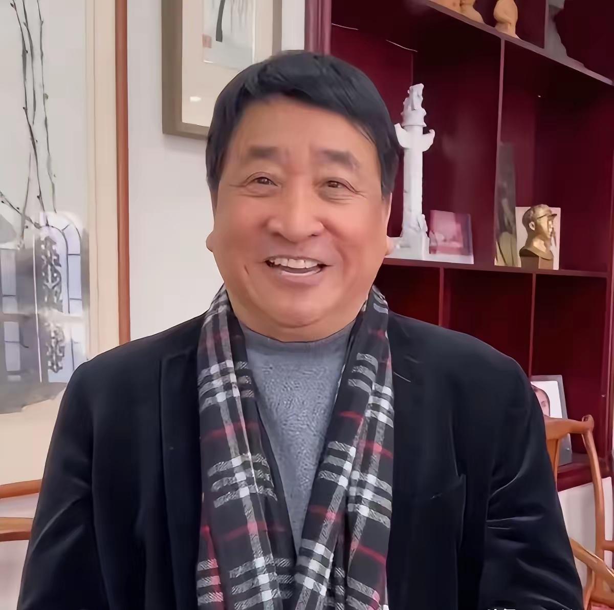 你还别说，姜昆老师不说相声，也能挣到钱。别说，还真别说。
他就是说相声的时候，不