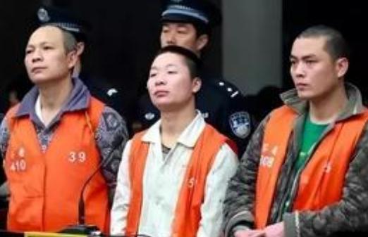 2010年，浙江温州一漂亮女警，被三名歹徒抢劫之后被迫轮番凌辱，之后更是准备挖坑