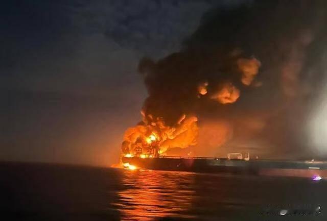 俄罗斯2艘巨轮从中东返航，刚过北约防线突然被命中，整夜大爆炸。在未来可预见的海上