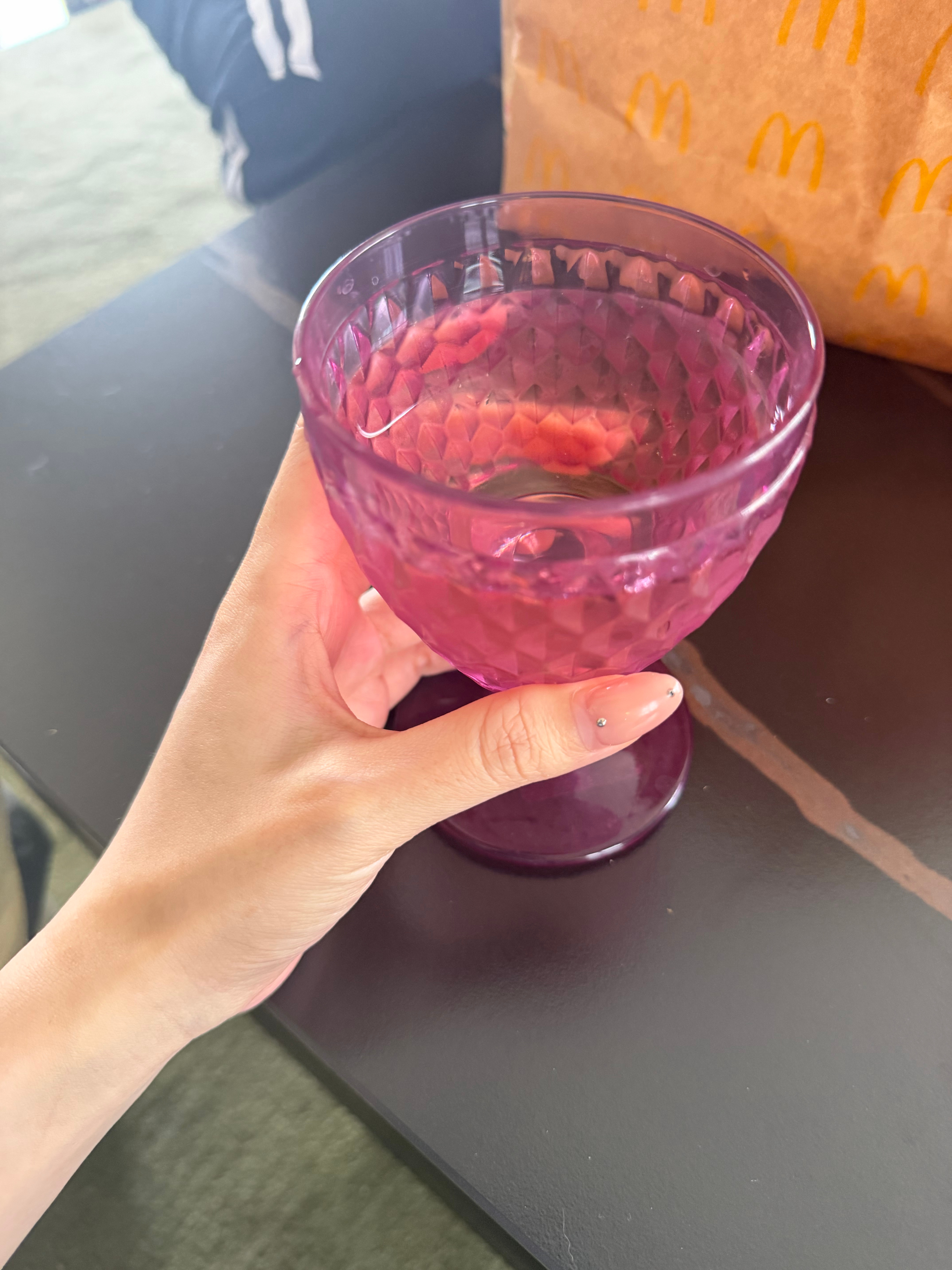 最近在拍一个美妆播客栏目，每次嘉宾来之前都先喝一大杯给自己壮壮胆。我们i人当栏目