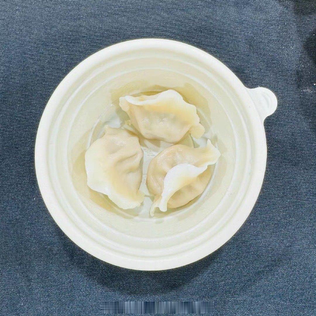 肖战冬至吃了三个饺子  肖战冬至营业吃饺子  肖战冬至营业吃饺子！[哇] 