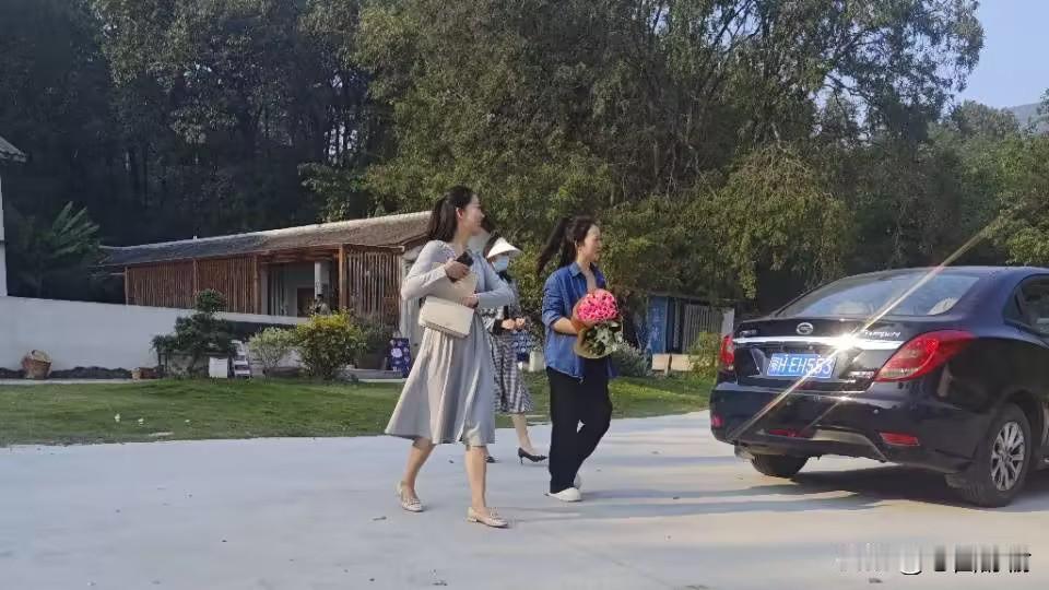 请对下联！
上联：秀竹临风摇翠影
下联：幽兰向月聚清辉
        （下联原
