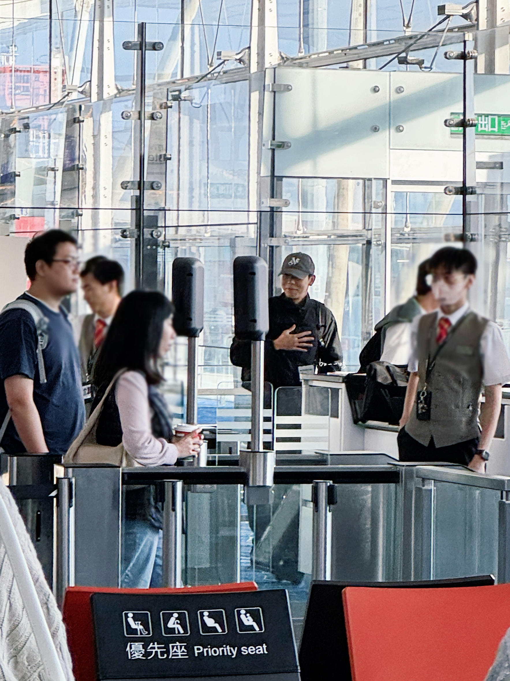 在🇰🇷下飞机一搜才知道是loco 也是跟明星一个航班了哈哈哈哈  ​​​