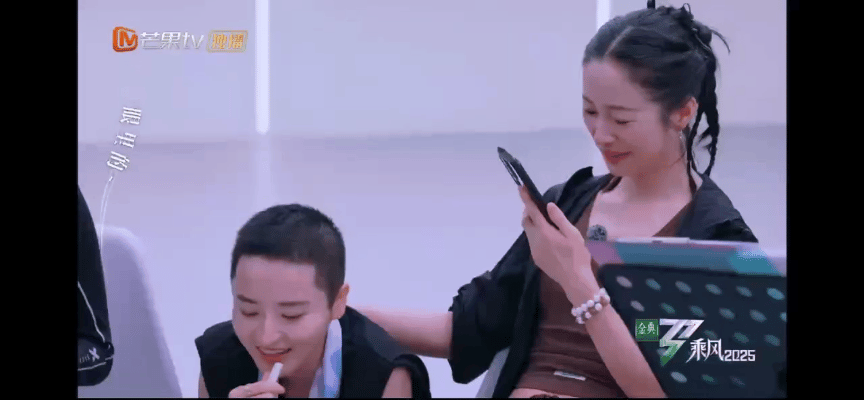 蒋一侨练歌唱破防了“太难了！”蒋一侨练歌遇瓶颈当场破防，对着奇怪节奏满脸困惑。但