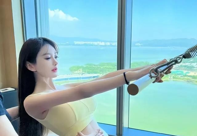 黄晓明官宣新恋情，女友叶珂大眼睛长发美女，颜值备受关注。虽然年龄增长，审美依旧不