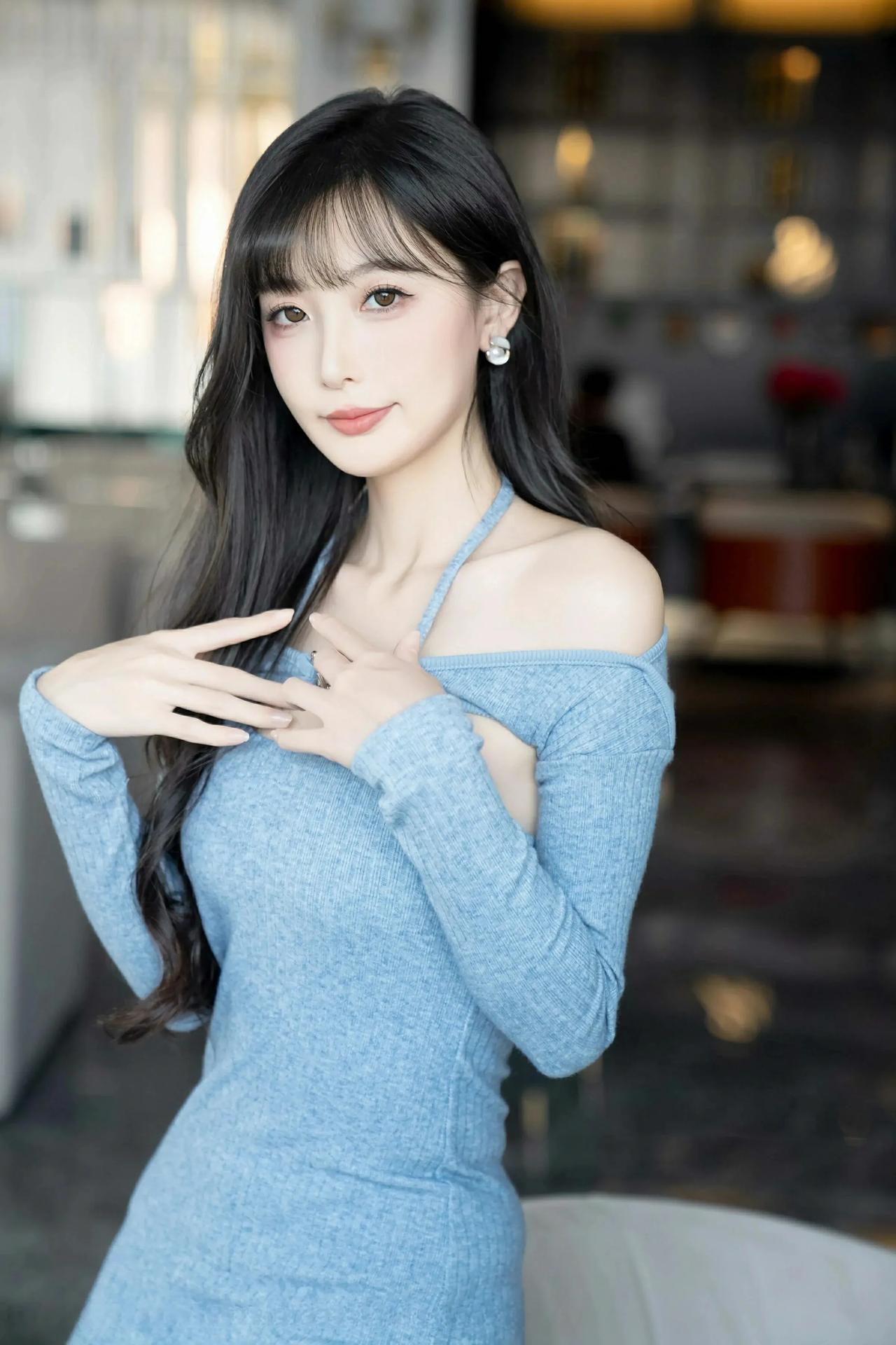 在时尚的舞台中央，林星阑款款而来。一袭浅蓝针织裙，似是将春日晴空轻轻裁下，裹于身