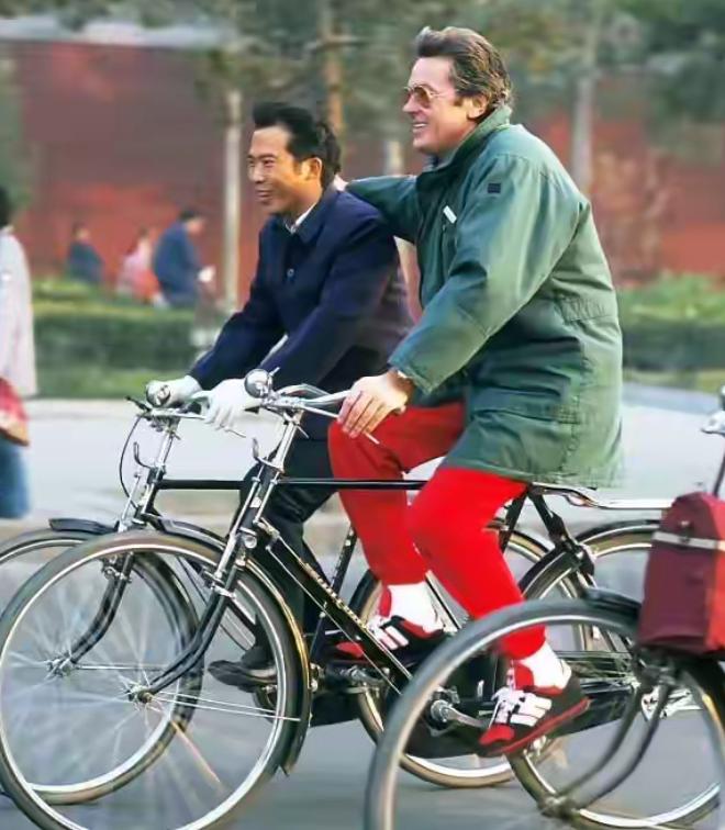 1987年，52岁的法国影星阿兰德龙在北京
那个年代来过中国的明星可不少，威猛乐