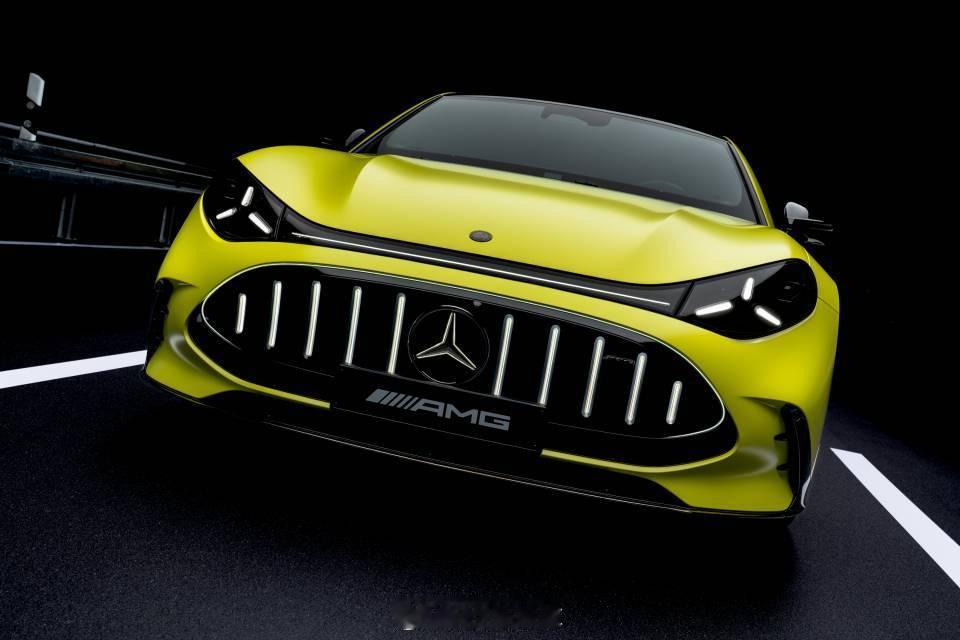 奔驰 AMG - GT 4 门跑车外观内饰公布，一起来看看吧下面是这款车的一些关