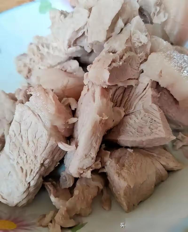 我老公有个习惯特别好，就是煮肉啥都不放，只放盐，煮好了捞出来放凉，然后把肉切成片