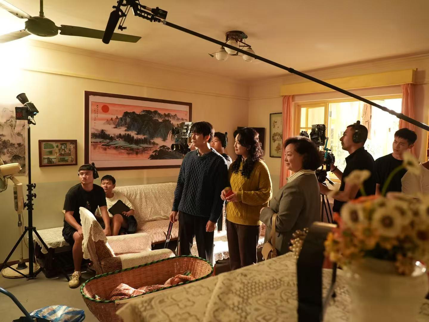 【原班人马重聚，#短剧家里家外2开机#，主演：感觉在拍电影】#家里家外2原班人马