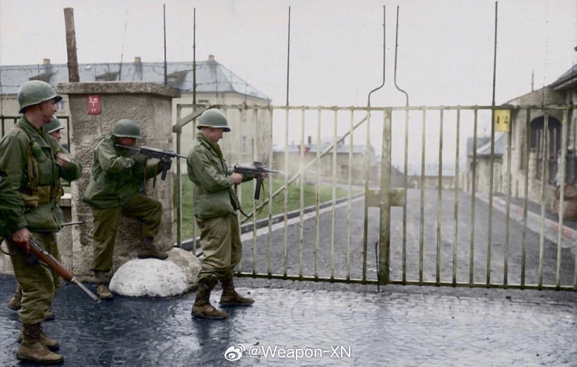 #照片中的历史[超话]#1945 年 4 月，美国陆军第 14 装甲师的士兵正使