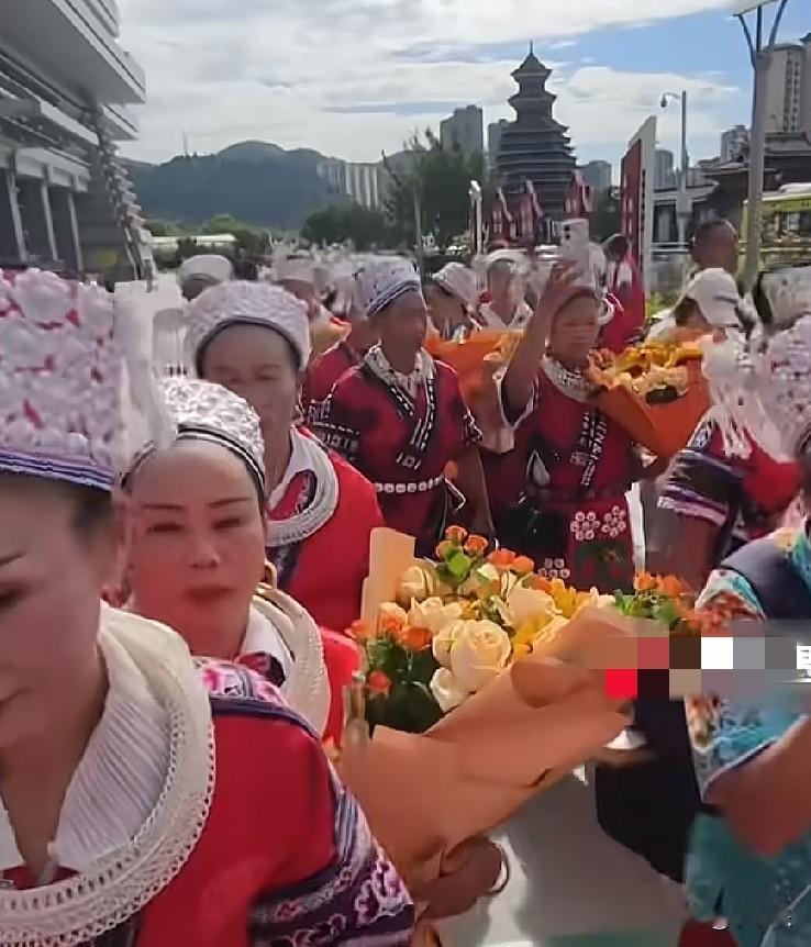 9月1日，贵州凯里入伍八年的小伙光荣退役，村里四十多人盛装打扮，穿着苗族的服饰来