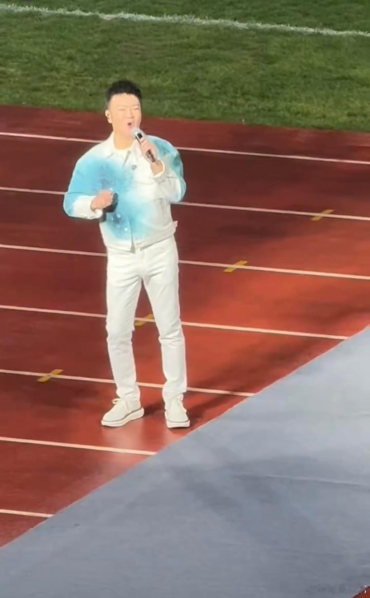 尚雯婕汤非扬州献唱苏超队歌马上成功 以声逐梦，以歌助威！尚雯婕与汤非在扬州唱响《