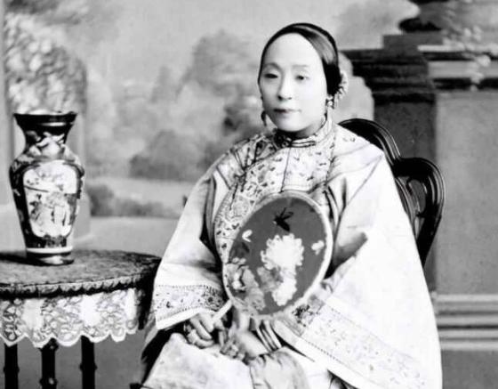 左宗棠倒插门进了周家，连生三个女儿后，妻子劝他纳妾，左宗棠死活不肯，岳母说：“要
