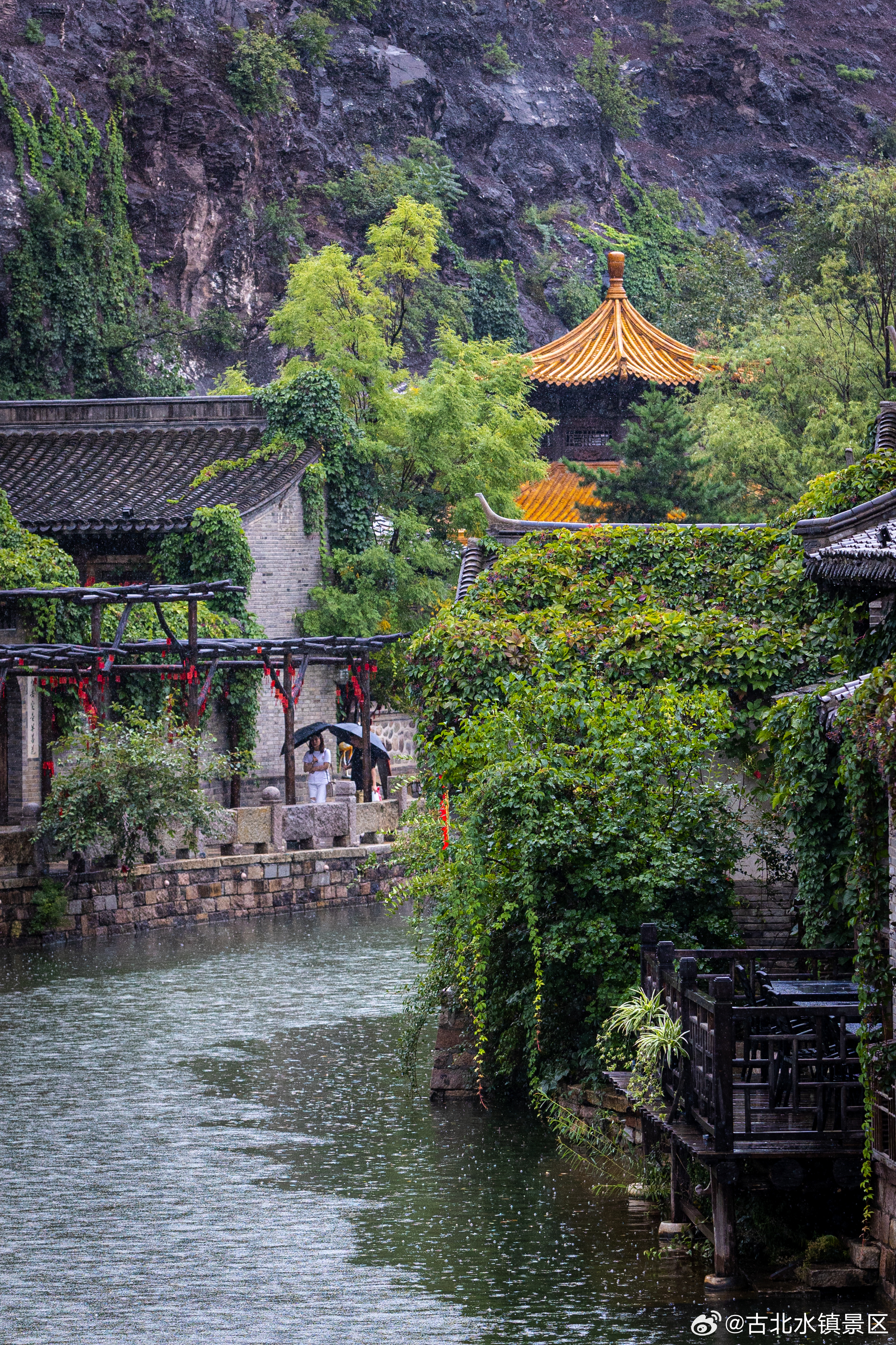 清晨是一扇敞开的门，通向一切未知的可能早安，宝子们~#古北水镇# #童话古北# 
