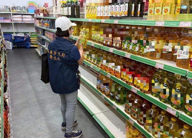1300吨致癌毒油，悄无声息地端上了全台湾老百姓的餐桌。从高档餐厅到便利店饭团，