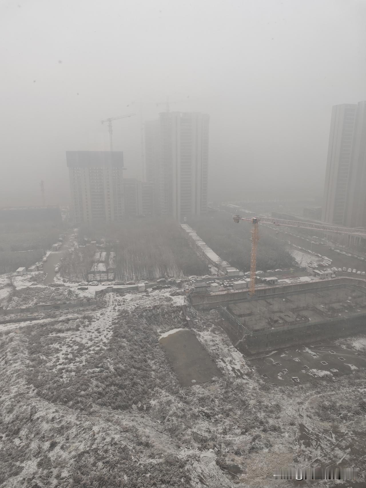 2025年岁末，西安今日终于迎来了首场纷纷扬扬的大雪，窗外大地已是白雪皑皑、银装