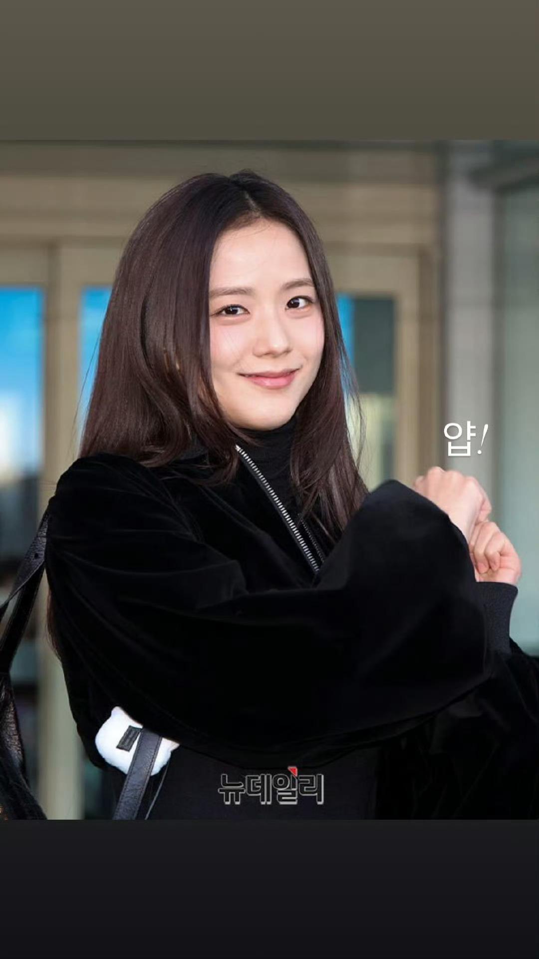 JISOO × 机场出发🛫金智秀前往巴黎参加 DIOR 高定大秀📸 