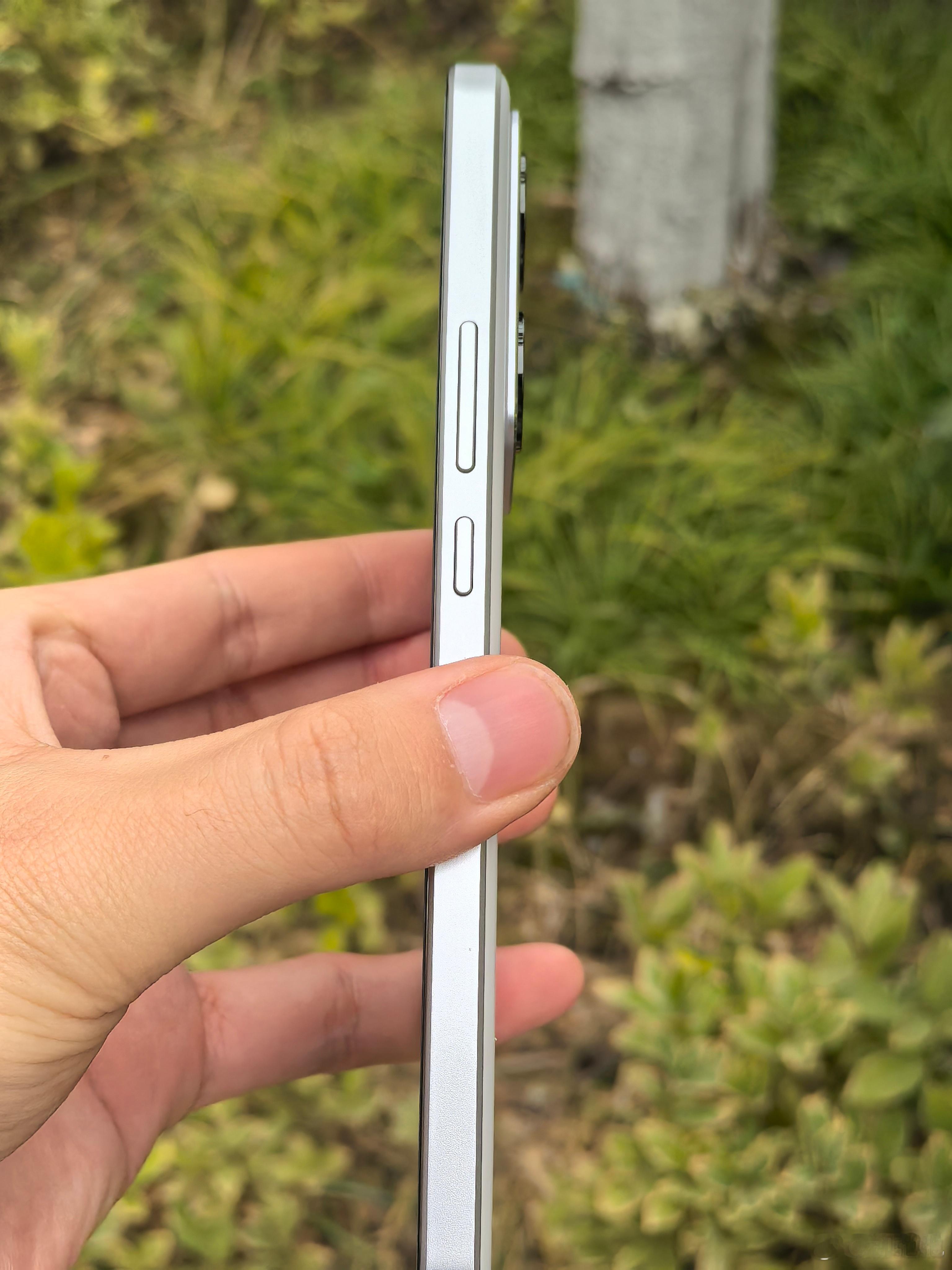 真我Neo7 SE很精妙的把塑料材质玩出玻璃质感，1.98mm极窄边框外加百分之
