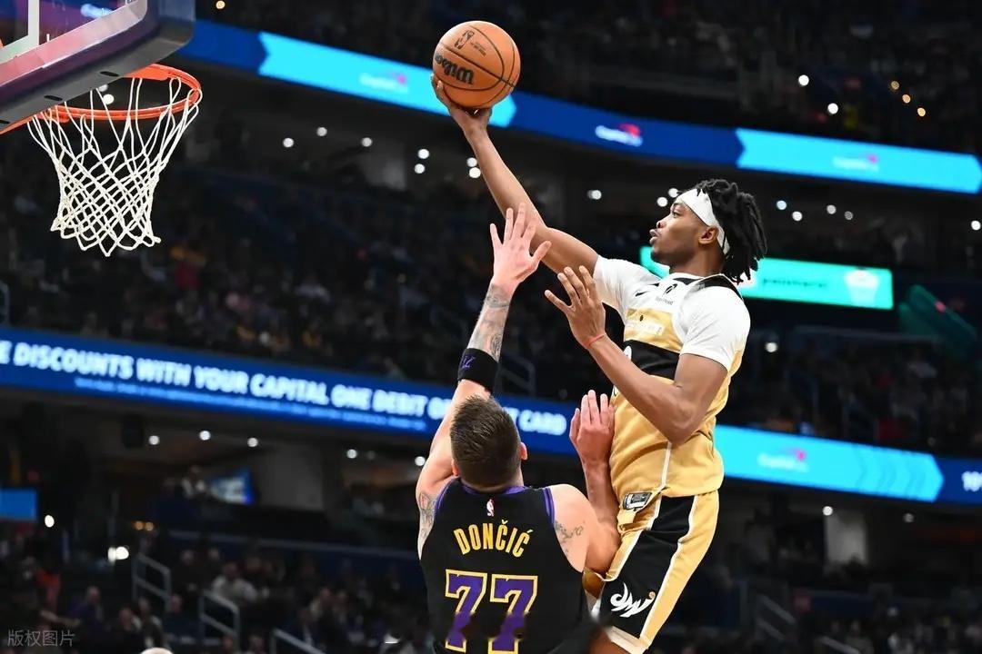 NBA 三节终结悬念！东契奇37+11+13詹姆斯斩获20分 湖人大胜奇才湖人战