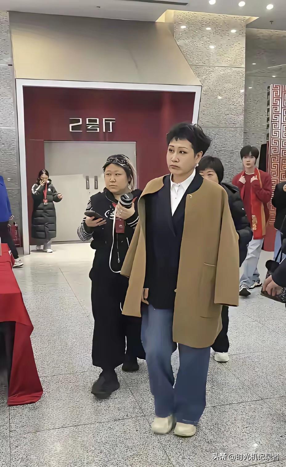 张凯丽越来越年轻了，以前医美感觉怪怪的，如今突然大变样，比演《渴望》时候还要漂亮