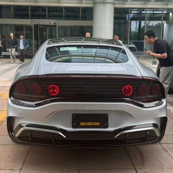八卦：最新的奔驰 AMG GT 四门纯电跑车已经挂上了上海临牌，来到了北京总部。