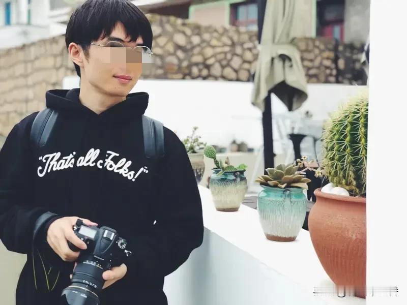 越南33岁黎姓男子枪杀案太离谱了。黎诗松涉嫌杀害农业商人杜维贤及其妻子、11岁孙