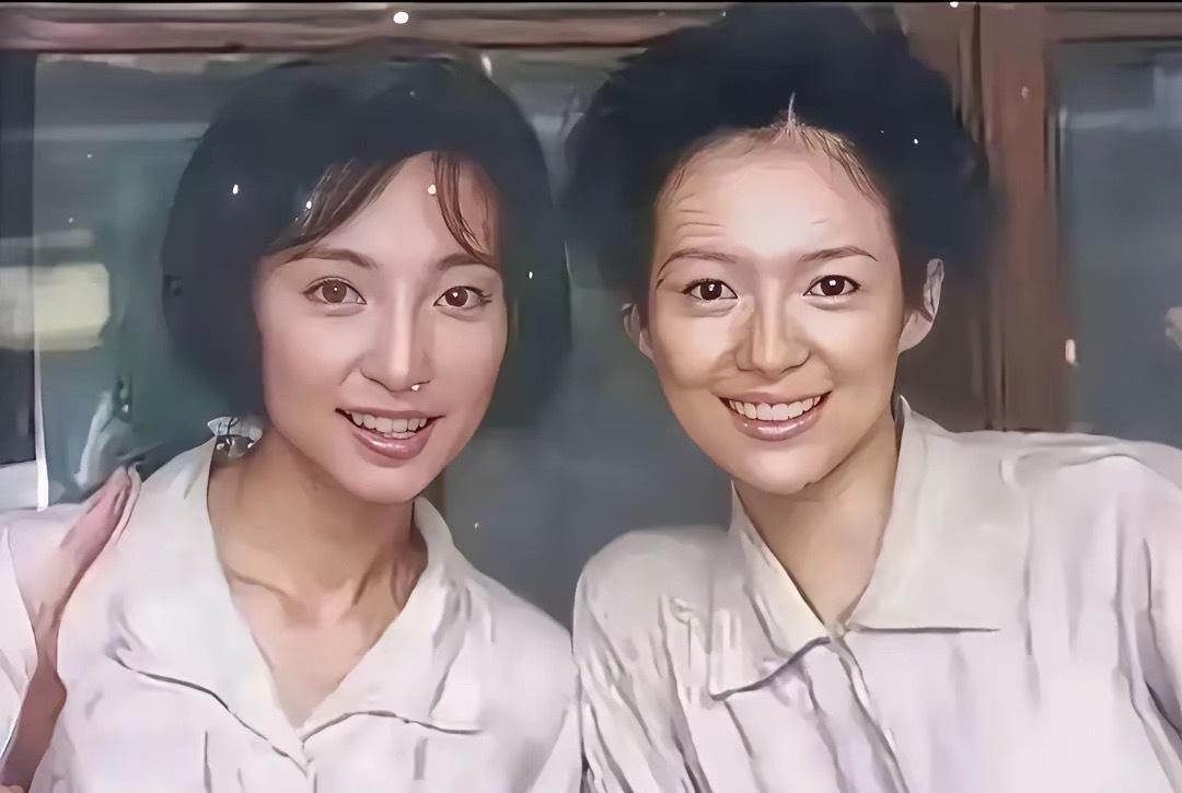 那时的章子怡细眉飞扬，朱唇榴齿，秀韵多姿！虽然是纯素颜，但一双灵动有神的大眼睛，