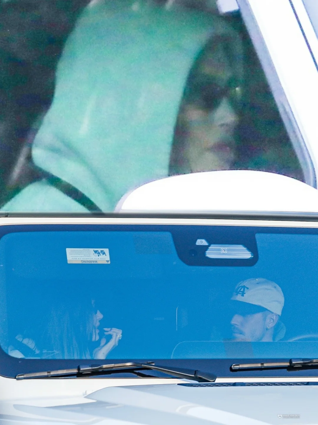hailey: 看我的🦷 jb:😬