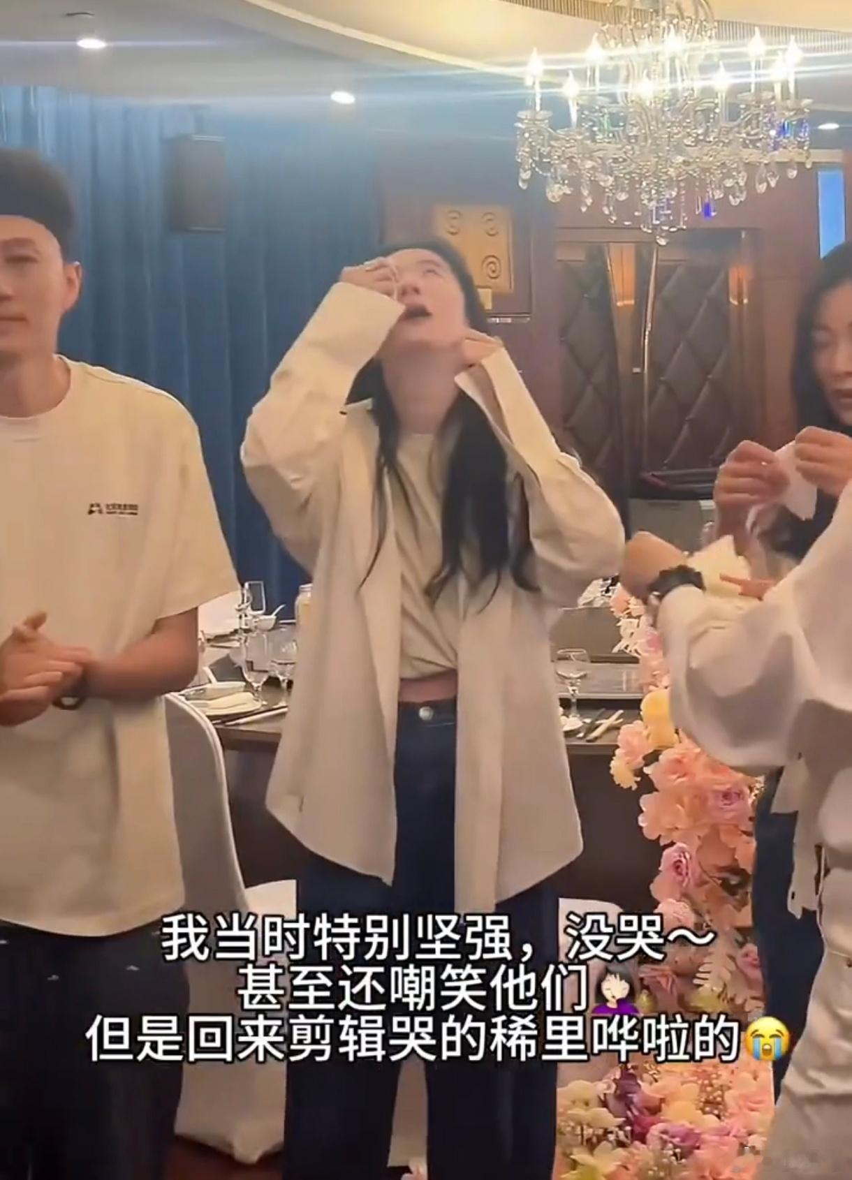 刘亦菲同学聚会感动哭了 刘亦菲北电同学聚会感动哭了，还和老师拥抱了刘亦菲北电同学
