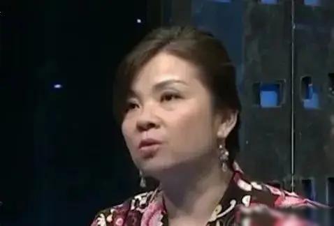 上海，一女子在丈夫癌症去世，还没下葬时，就抛下10岁儿子，和野汉子飞去了大洋彼岸