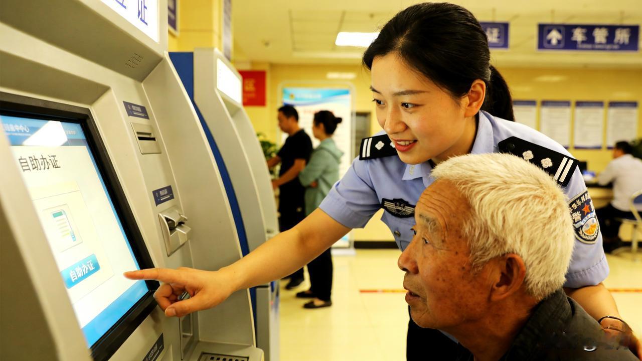 科技发达了，老人为难了，驾照年审换证，遇到新的问题。
今天，我陪同夫人前往车管所